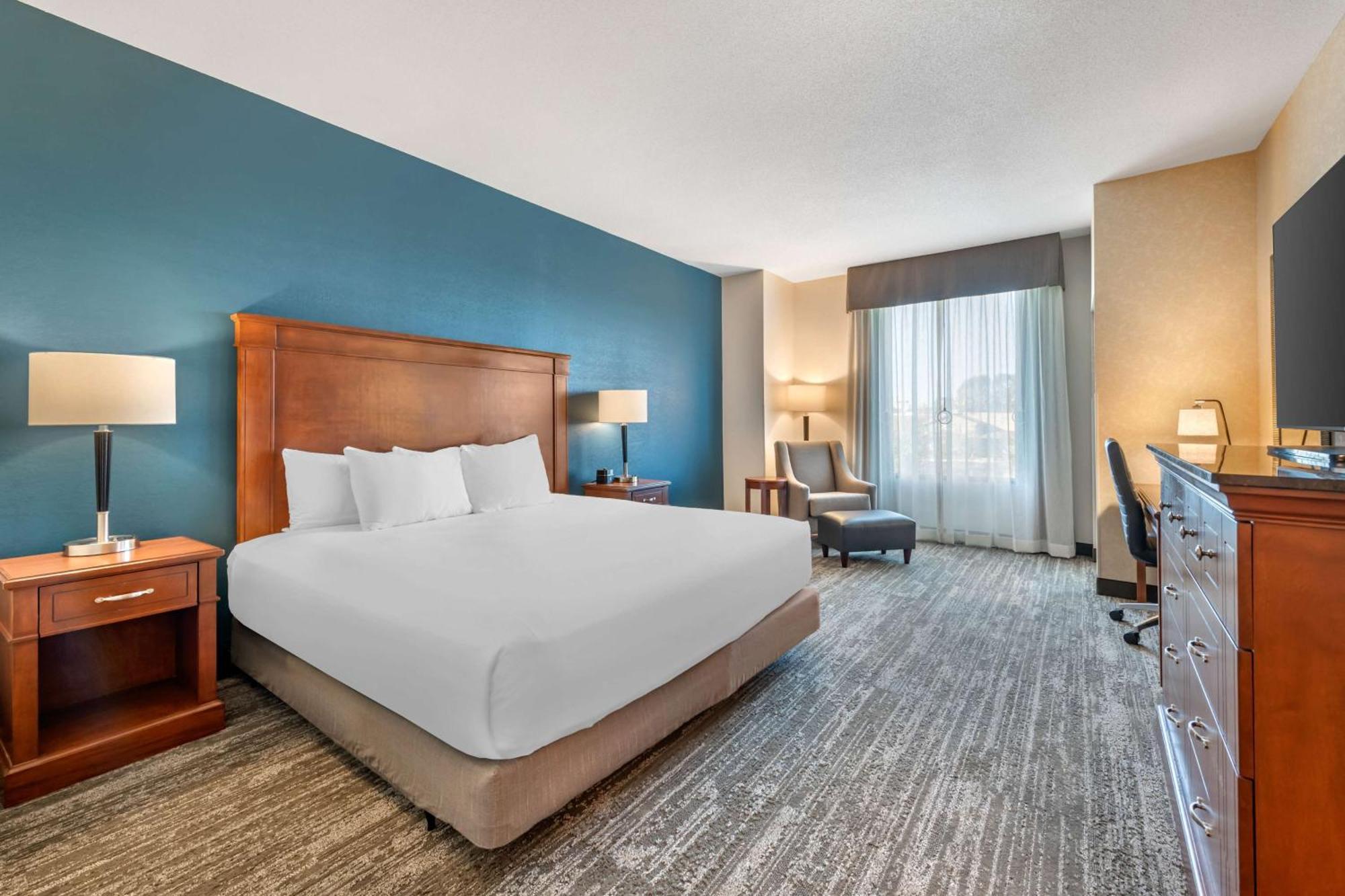 Deluxe King Room - Accessible, Roll-in Shower,1632264082:JPEG